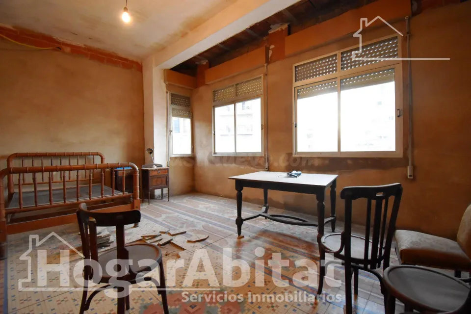 Gran casa de pueblo esquinera con trastero y terraza