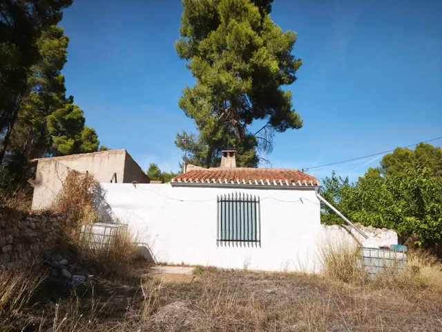 CASA DE CAMPO EN PARAJE DE LAS FUENTECICAS TOTALMENTE PARA R