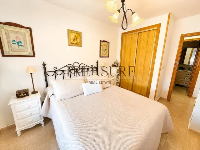 Apartamento en primera línea de mar con plaza de garaje, dos piscinas y orientación sur – Villa Cristal, Playa Paraíso — 4