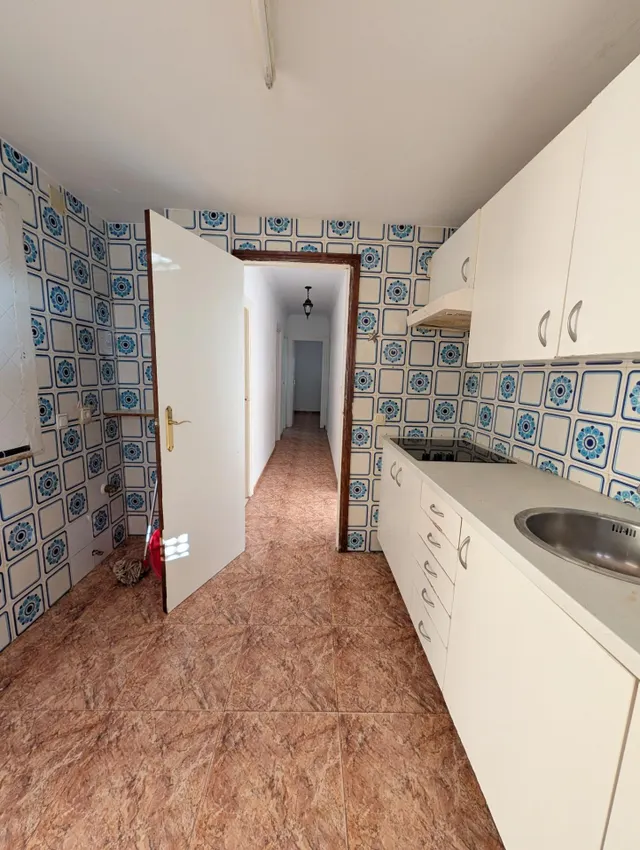 Amplio Piso en Ayamonte con Vistas Despejadas y Gran Potencial — 10