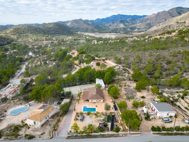 Preciosa finca Chalet con 4 dormitorios y 3.000 m2 de parcela vallada en la Robella — 7