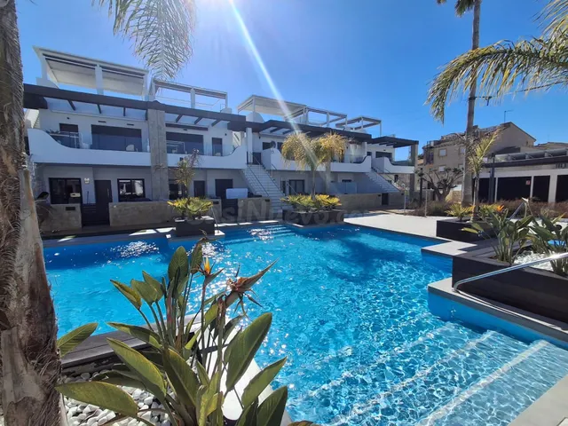 BUNGALOW PLANTA BAJA CON JARDÍN, PISCINA COMUNITARIA Y PARKI - foto 2