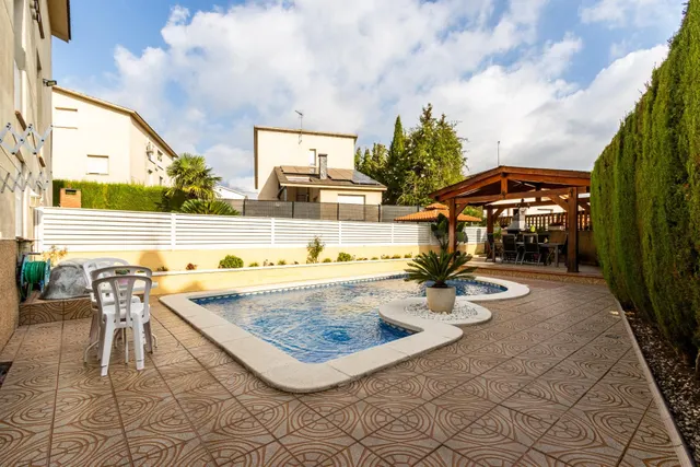 Casa adosada con piscina privada y parcela de 387 m2 en Font - foto 2