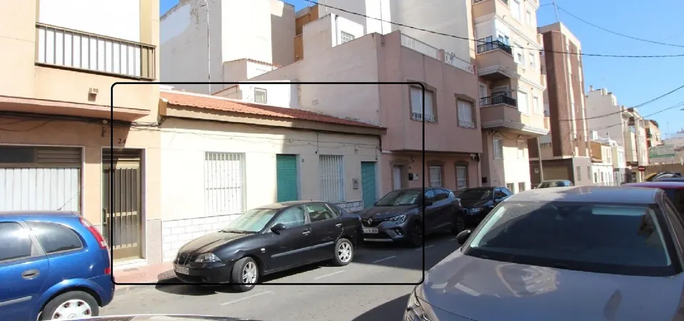 Céntrica casa unifamiliar parcialmente reformada en Guardamar