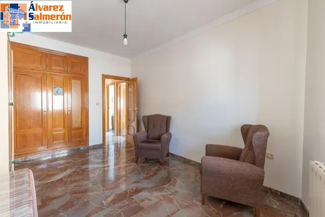 Casa en esquina en venta en Las Gabias — 46