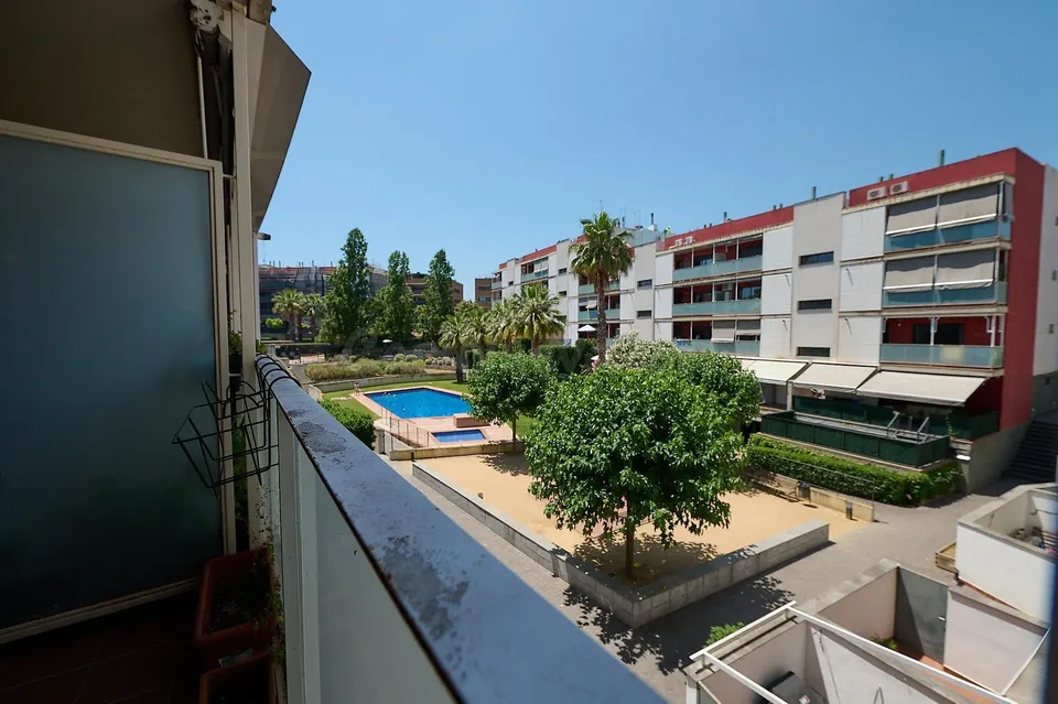 PISO DE 3 HAB CON BALCÓN, PK, Trastero y Piscina Comunitaria