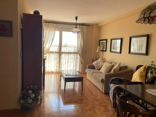 SE VENDE DÚPLEX AMUEBLADO. COCINA, SALÓN, 3 HAB., 2 BAÑOS, TRASTERO Y PLAZA DE GARAJE. — 4