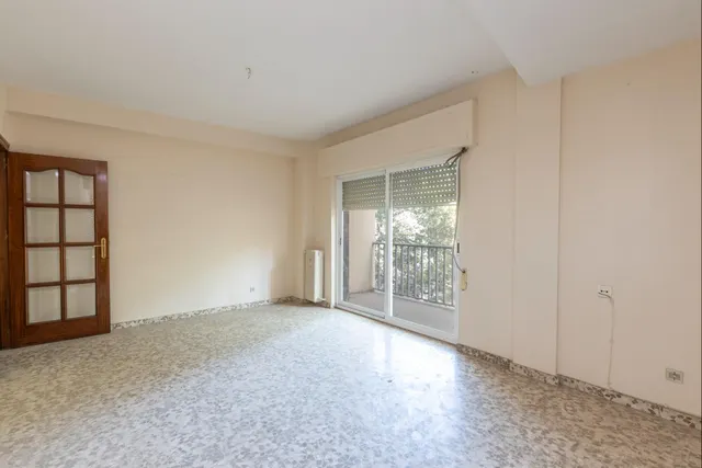 Piso en esquina con terraza y vistas a Plaza Mariana Pineda, Granada — 6