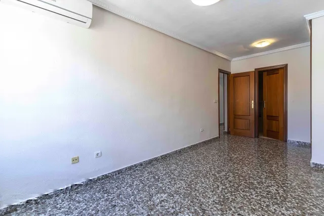 Amplia vivienda de 4 dormitorios con garaje, trastero y metro a pocos minutos — 40