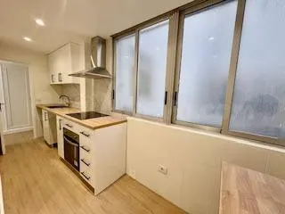 Piso reformado con ascensor de tres dormitorios junto al par - foto 2