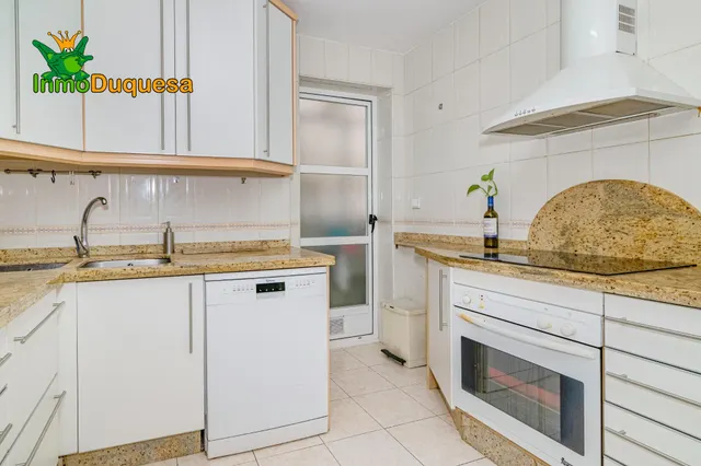 Piso de 4 dorm. con ascensor y Plaza de aparcamiento. Avda. de Madrid. — 25