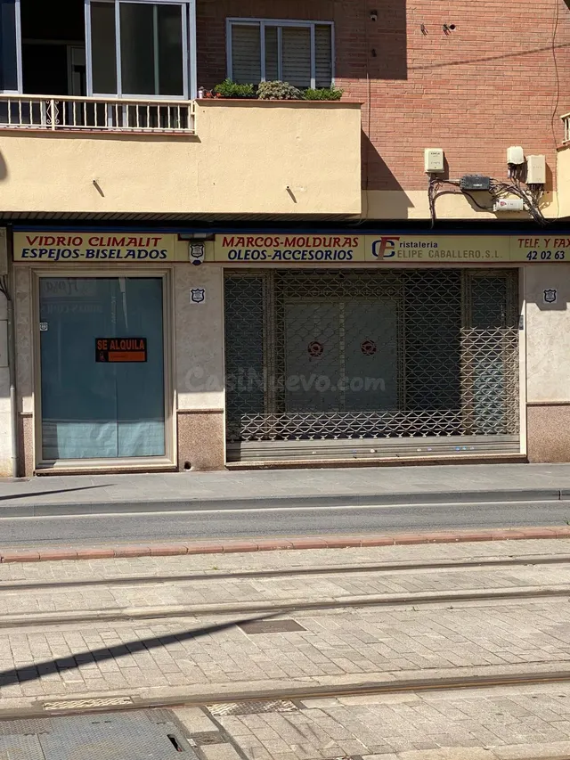 LOCAL 1º LINEA CENTRO DE MARACENA JUNTO A PARADA DE METRO!!!