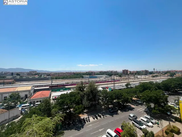 Piso frente a la estación del AVE con garaje y trastero - foto 4