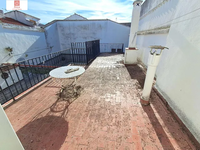 Se vende vivienda doble en Montijo, zona centro, plaza santa clara, a tres calles, con garaje y piscina — 38