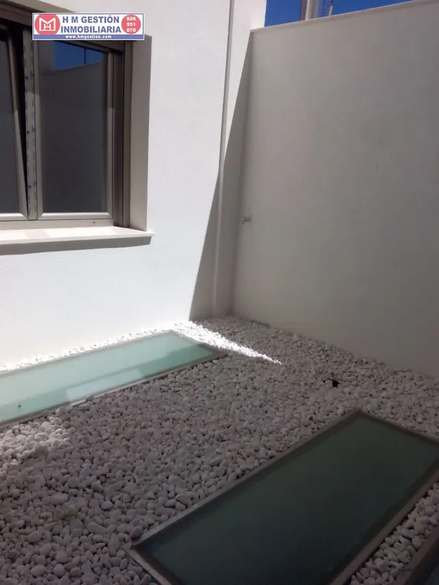 local totalmente nuevo, con mas de 140 metros, en policlínica de nueva creación, con despacho y aseo, ascensor, suelos de tarima, muy buena iluminación natural, cercano al hospital. Tambíen se pue — 15