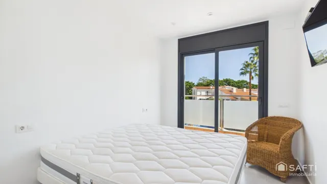 Casa moderna con cuatro habitaciones, piscina y garaje — 10