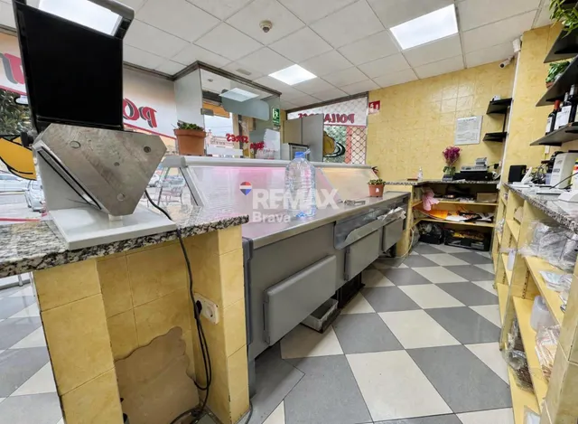 Oportunidad Única: Local comercial. Rostisseria equipada en Venta en Flaçà, Girona. A un paso de la Estación de Tren. — 8