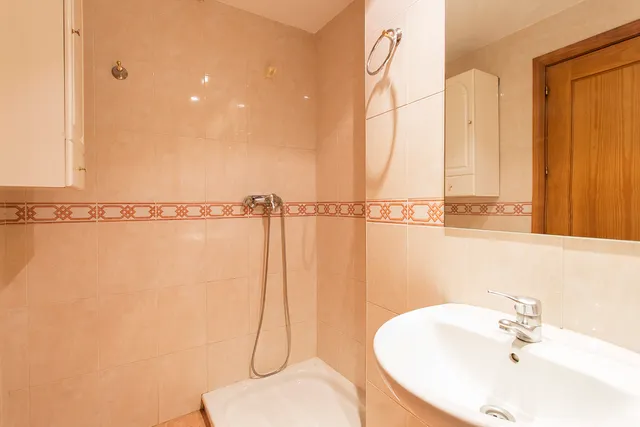 Albayzin bajo zona. piso 3 dormitorios. 2 baños. salón. cocina. calefacción. luminoso. — 18