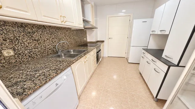 Impresionante Apartamento Reformado en Cunit con Vistas al Mar — 11