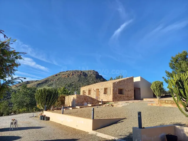 Refugio único con 3 viviendas, olivar y energía solar – Cost - foto 2