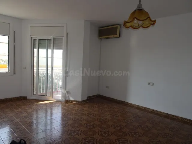 Piso de 3 habitaciones con 2 balcones e inquilino solvente e - foto 2