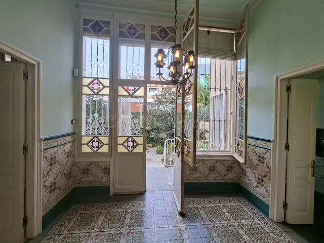 SE ALQUILA CASA MODERNISTA CATALOGADA EN EL CENTRO DE BADALO