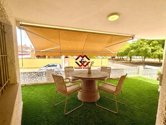 Chalet esquinero con gran sótano y jardín en San Javier
