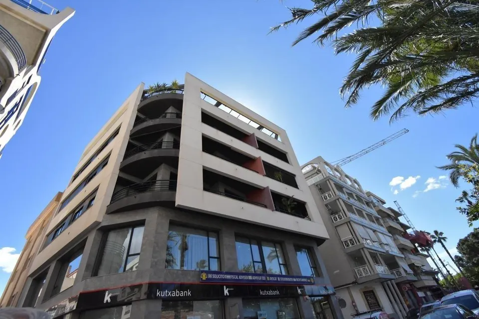 Amplio piso SE VENDE en Torrevieja – 3 habitaciones, terraza y garaje incluido