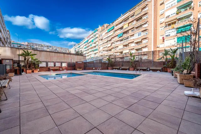 Piso listo para entrar a vivir con piscina comunitaria en la maternitat i sant ramón — 33