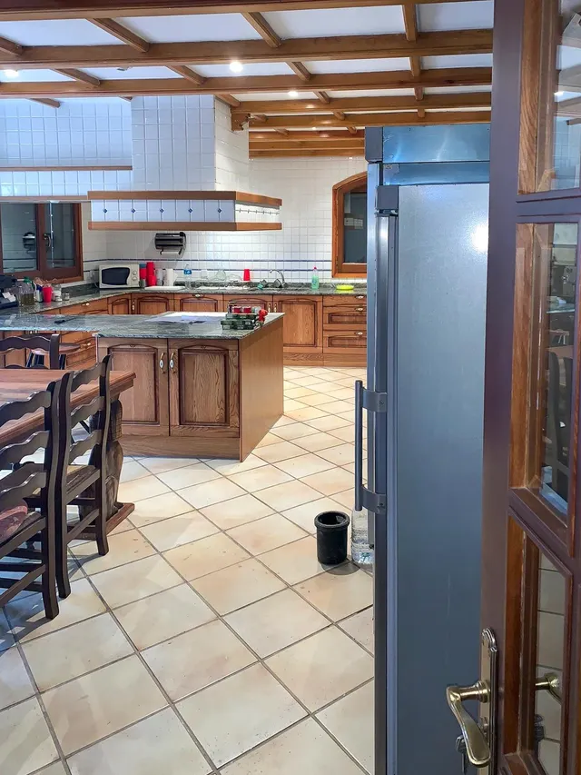 Finca rústica singular en parcela de 2.296 m2 con piscina, amplio garaje y pista de tenis. — 35