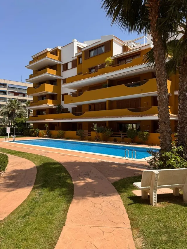 Apartamento con piscina comunitaria, Alicante, Torrevieja. 2 habitaciones, 80 m2, 500 metros del mar — 39