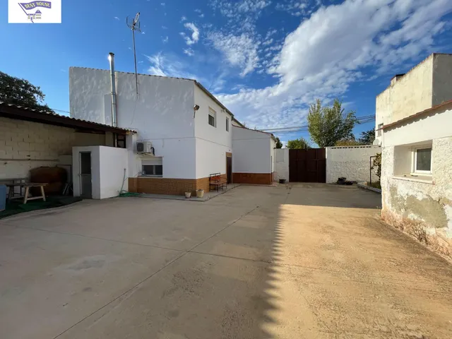 Amplia Casa de Pueblo en Aguas Nuevas con Potencial Único — 3