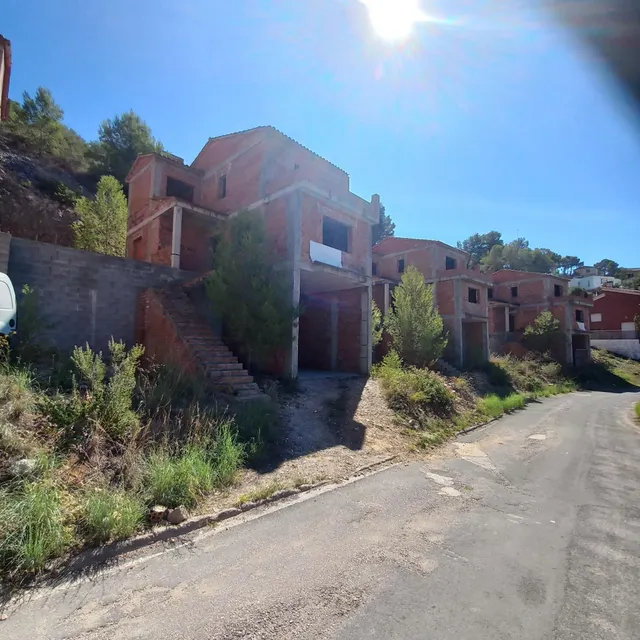 Cuatro casas en contrucción. — 14