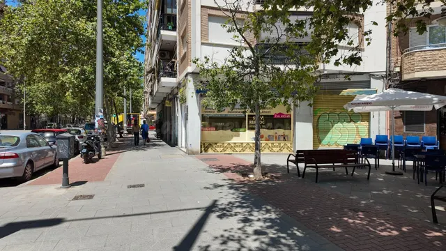 ESPECTACULAR BAJO COMERCIAL CON 7 ESCAPARATES, ESQUINERO Y S - foto 2