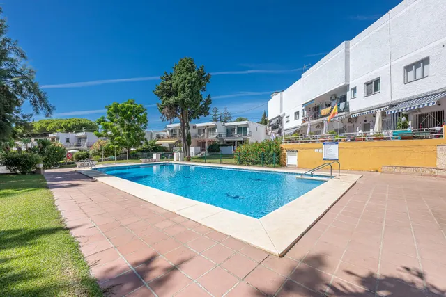 ¡Oportunidad en Doña Pilar! Piso de 2 dormitorios con piscina, jardines, parking y pista de tenis — 27