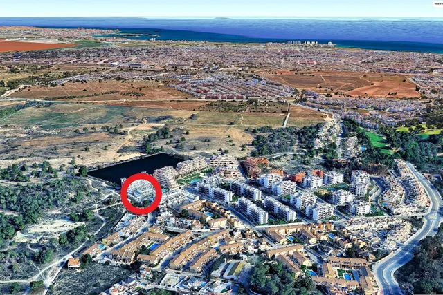 Casa adosada moderna y espaciosa (aprox. 116 m2) con 3 dorm, 3 baños, varias terrazas, y gran piscina comunitaria. Cerca de campos de golf, La Zenia Boulevard, y a poco más de 5 km de las playas. — 39