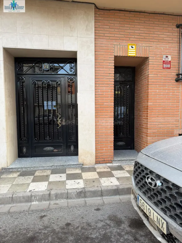 SE VENDE PLAZA DE GARAJE  SEMICENTRO / ZONA CARRETAS — 3