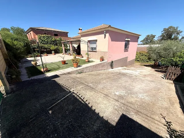 MAGNIFICO CHALET DE 610 m2 EN CASTILBLANCO DE LOS ARROYOS