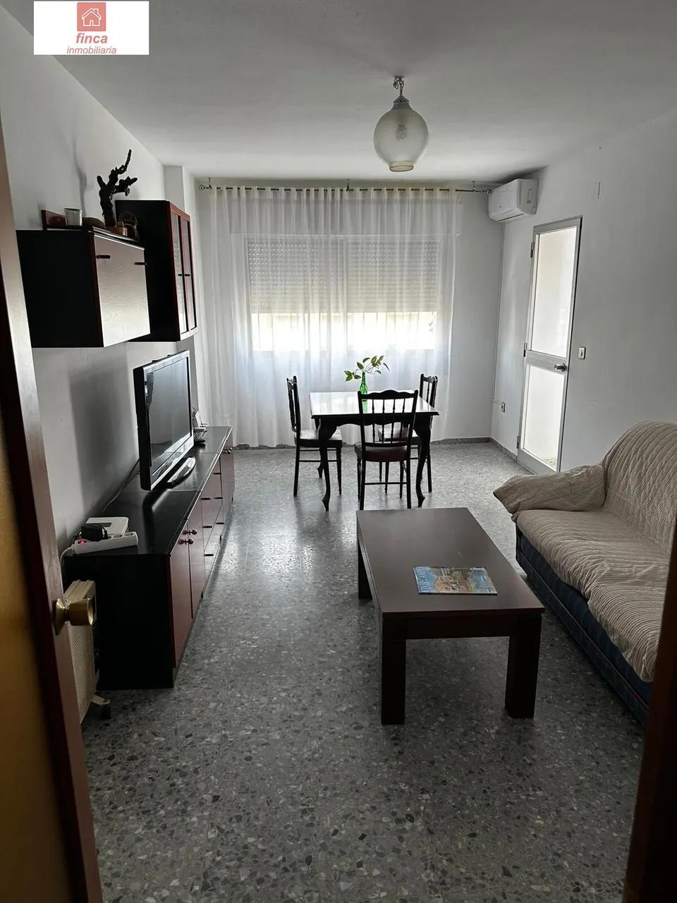 Se alquila en Montijo, piso amueblado, las cumbres, cerca de colegios, restaurantes, supermercados.