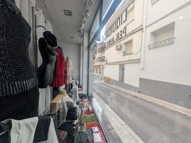 EDIFICIO CON AMPLIO LOCAL COMERCIAL EN PLENO CENTRO DE LA PO - foto 4