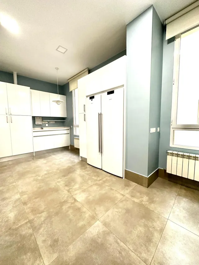 IMPRESIONANTE VIVIENDA EN CLAUDIO CUELLO ESQUINA JORJE JUAN — 29