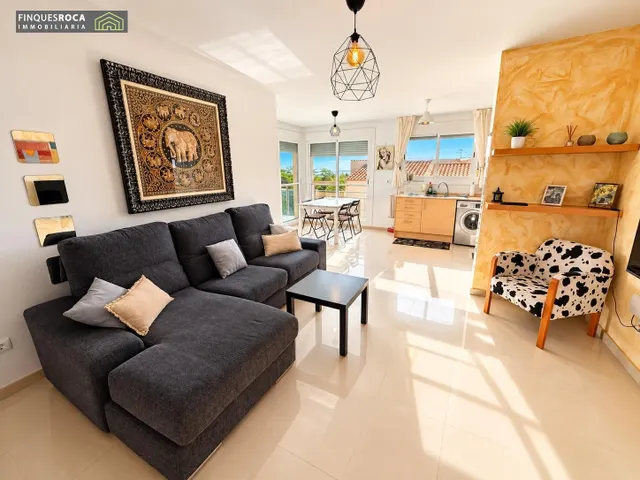 En Urbanizacion Serramar, Apartamento Esquinero, de 2 Dormitorios, Baño Completo, Terraza de 12 m2, Vistas Despejadas — 8