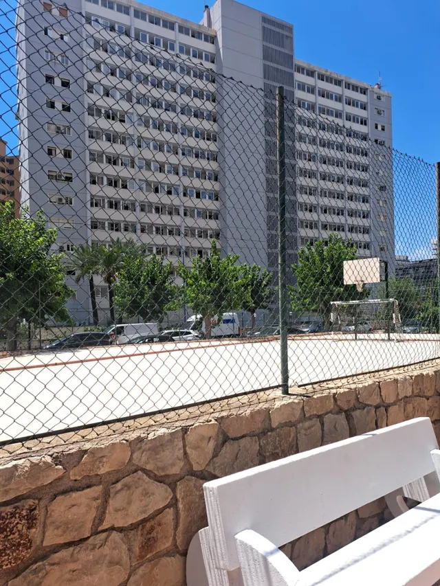 Amplio piso con 4 dormitorios y vistas al mar y Benidorm en zona Levante. — 40