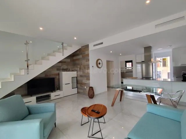 Casa adosada en venta en Bigastro con 3 dormitorios, 3 baños, solárium privado de 39 m2 y piscina comunitaria — 2