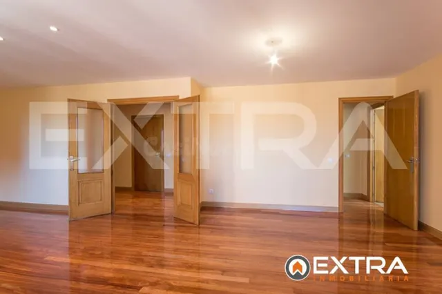 Piso sin amueblar de 5 dormitorios, garaje doble y trastero  - foto 5