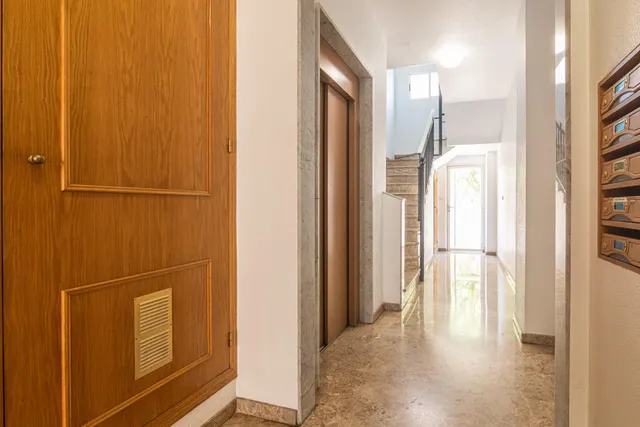 Luminoso piso exterior a esquina de 90 m2 con balcón, garaje y vistas despejadas en avenida de Alicante (vpo) — 36