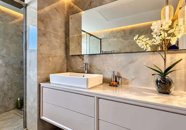 Exclusivo ático de lujo en Elviria con espectaculares vistas al mar — 30