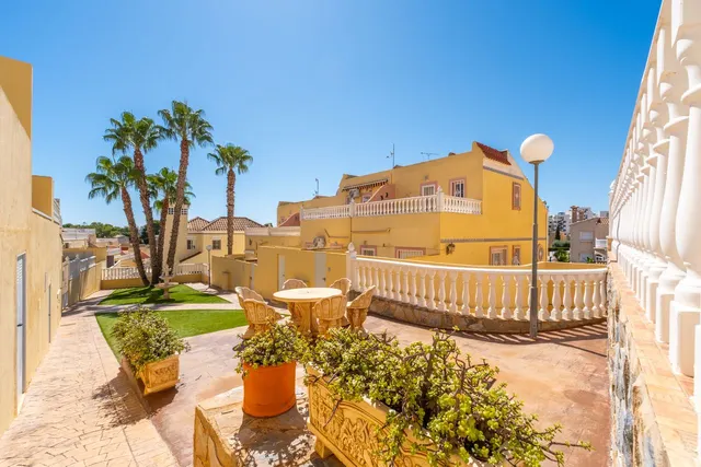 ADOSADO DE 2 DORMITORIOS 2 BAÑOS EN ORIHUELA COSTA (ALICANTE) — 30