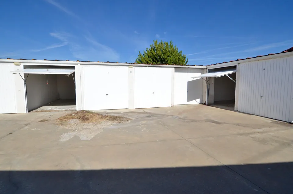 Urbis te ofrece una plaza de garaje cerrada en venta, zona Zarapicos, Pueblo, Salamanca.