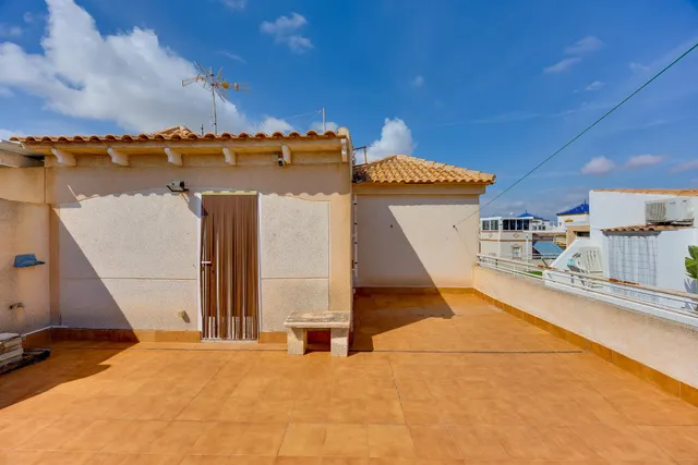 Bungalow con solárium, orientación sur y vistas a la piscina comunitaria — 17